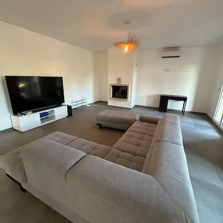 Avec Piscine, Climatisation Et Independant Valergues