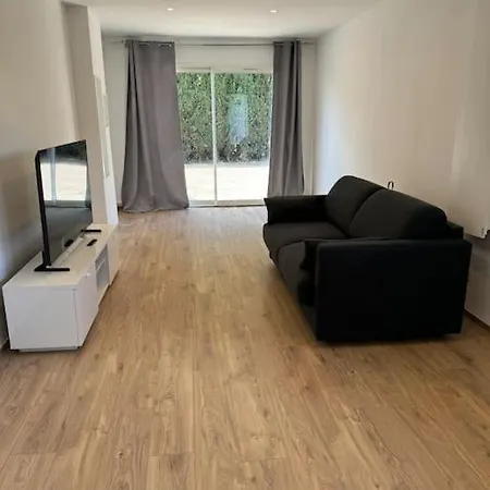 Villa Avec Piscine, Climatisation Et Independant *