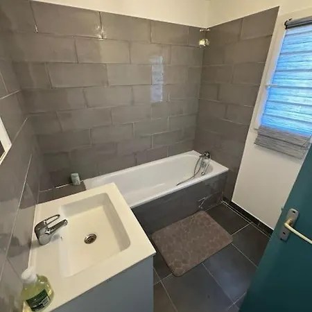 Avec Piscine, Climatisation Et Independant * Valergues