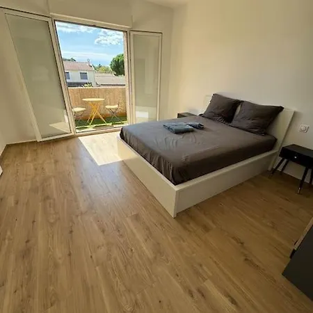 Avec Piscine, Climatisation Et Independant * Valergues