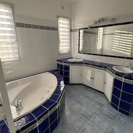 Avec Piscine, Climatisation Et Independant *