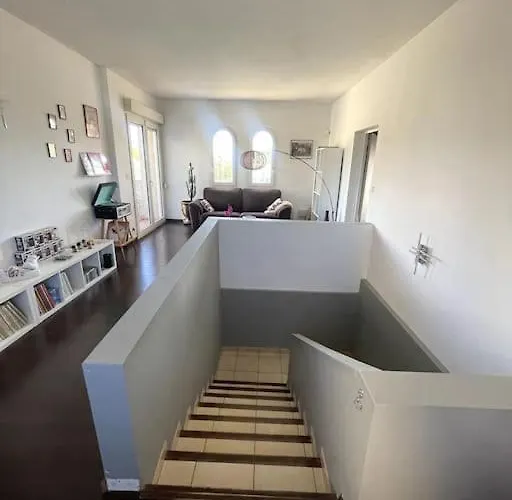 Avec Piscine, Climatisation Et Independant