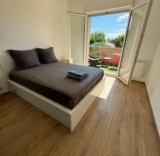 Villa Avec Piscine, Climatisation Et Independant *