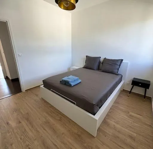 Villa Avec Piscine, Climatisation Et Independant *