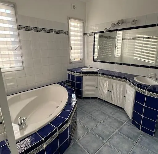 Avec Piscine, Climatisation Et Independant *